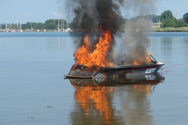 Click image for larger version

Name:	nautique_fire.jpg
Views:	2440
Size:	37.0 KB
ID:	371141